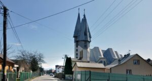 Ul. Xawerego Dunikowskiego. W głębi Kościół św. Krzyża parafii św. Heleny