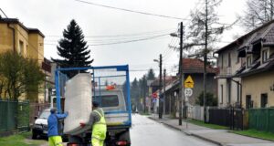Ulica Na Rurach. Trwa zbiórka odpadów wielkogabarytowych