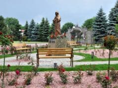 Ogród różany św. Rity na dziedzińcu kościoła pw. Matki Bożej Niepokalanej na osiedlu Millenium w Nowym Sączu