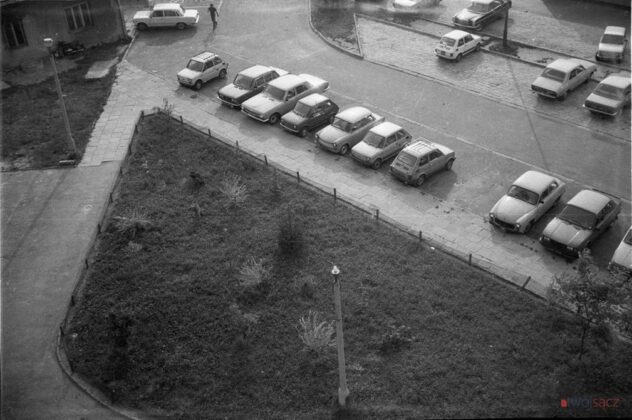samochody lat 90. Parking na osiedlu Millenium w Nowym Sączu
