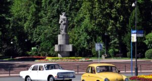 Nowy Sącz, Planty z pomnikiem Adama Mickiewicza. widoczny samochód Wołga i Syrena