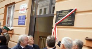 tablica pamięci Lecha Kaczyńskiego, Nowy Sącz ul. Pijarska