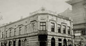Nowy Sącz Jagiellońska 1 – kamienica Jakubowskich. Na parterze wejście do apteki