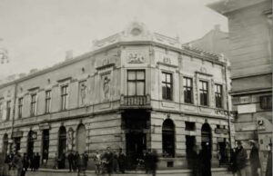 Nowy Sącz Jagiellońska 1 – kamienica Jakubowskich. Na parterze wejście do apteki