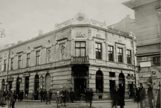 Nowy Sącz Jagiellońska 1 – kamienica Jakubowskich. Na parterze wejście do apteki