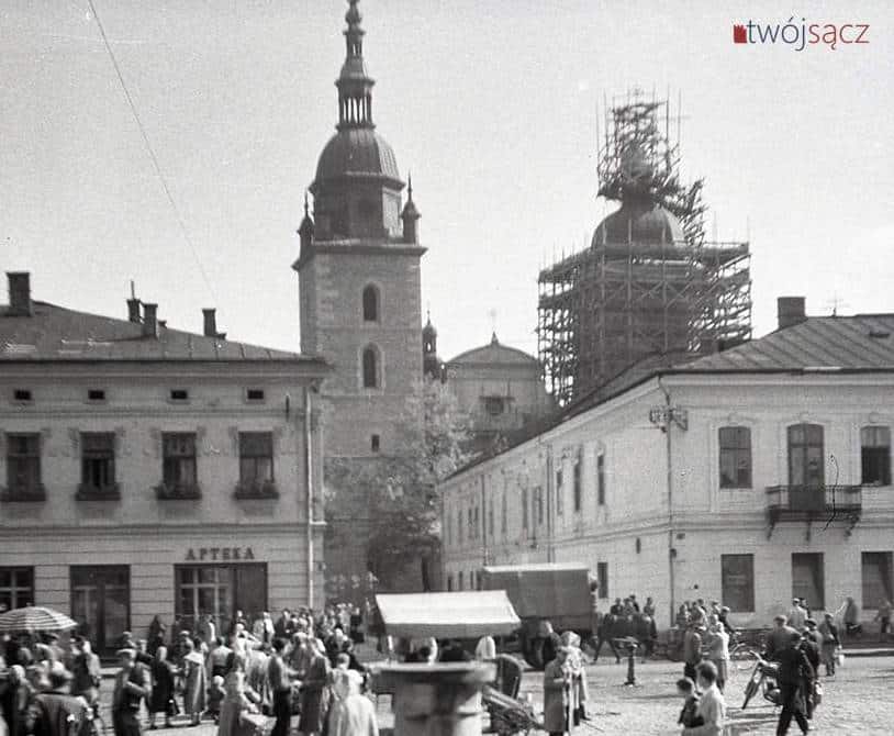 Rynek w Nowym Sącz w drugiej połowie lat 50. W głębi uchwycony remont wieży sądeckiej fary