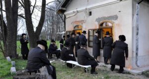 jorcait Nowy Sącz - Chasydzi modlą się przy grobie cadyka Chaima Halberstama