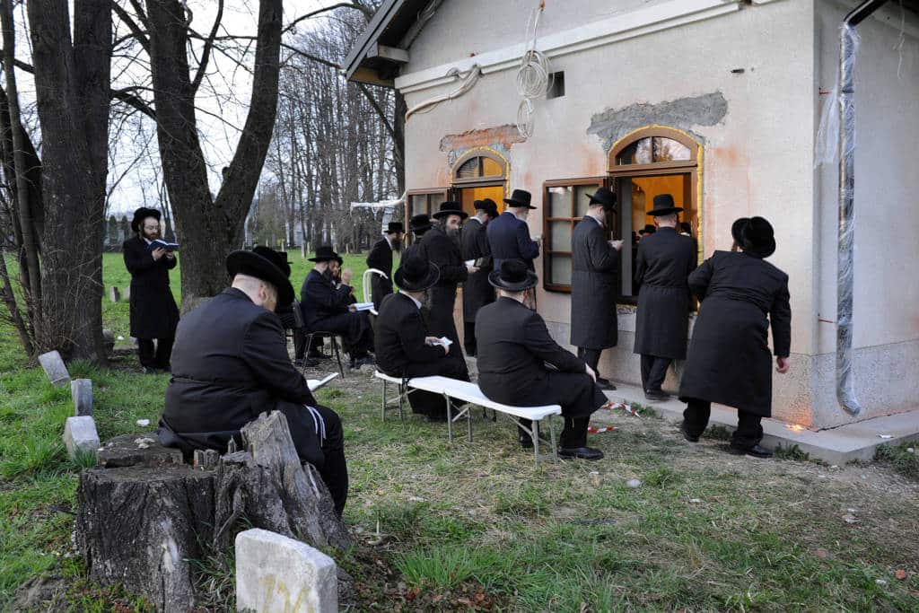 jorcait Nowy Sącz - Chasydzi modlą się przy grobie cadyka Chaima Halberstama
