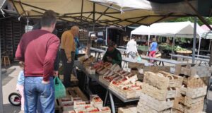 Handel na Maślanym Rynku w Nowym Sączu. stoisko z truskawkami