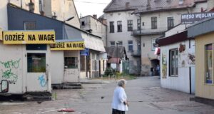 Nowy Sącz Ulica Sobieskiego i przejście w stronę ul. Jagiellońskiej. Tzw. Pasaż Wokulskiego.