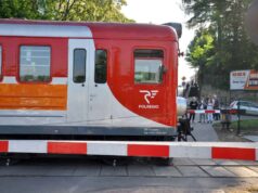 Szlabany opuszczone nawet wtedy, gdy pociąg stoi na przystanku. Kolej: „to usprawnia zmianę kierunku jazdy”