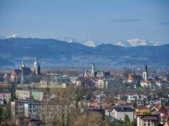 panorama Nowego Sącza, w oddali Tatry