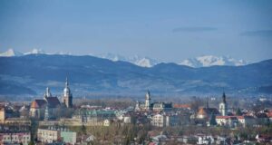 panorama Nowego Sącza, w oddali Tatry