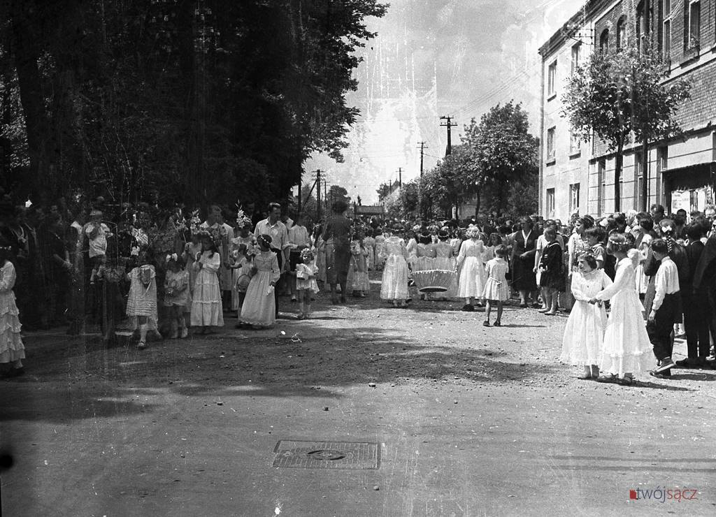 Nowy Sącz procesja na ul. Zygmuntowskiej, lata 50.