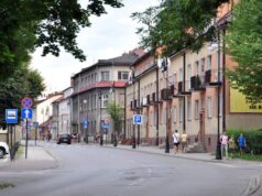 Ulica Kazimierza Wielkiego w Nowym Sączu. Widok w stronę rynku