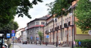 Ulica Kazimierza Wielkiego w Nowym Sączu. Widok w stronę rynku