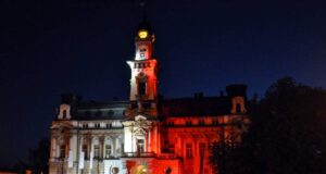 ratusz w Nowym Sączu - iluminacja okolicznościowa