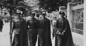 Podhalańczycy na ul. Jagiellońskiej w Nowym Sączu, rok 1936. Drugi od prawej strony to por. Stanisław Pajor - zginął w 1940 roku w egzekucji w Trzetrzewinie
