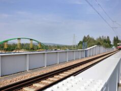 Most kolejowy na Popradzie na linii łączącej Nowy Sącz ze Starym Sączem. widoczna budowa kładki na trasie EuroVelo