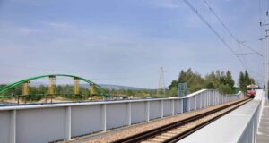 Most kolejowy na Popradzie na linii łączącej Nowy Sącz ze Starym Sączem. widoczna budowa kładki na trasie EuroVelo