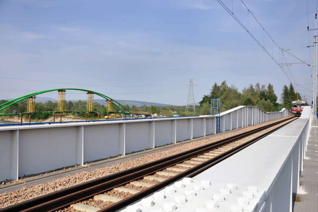 Most kolejowy na Popradzie na linii łączącej Nowy Sącz ze Starym Sączem. widoczna budowa kładki na trasie EuroVelo