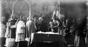 Prezydent RP Ignacy Mościcki na uroczystości poświęcenia sztandaru 1 Pułku Strzelców Podhalańskich. Rynek Nowego Sącza, 1928.