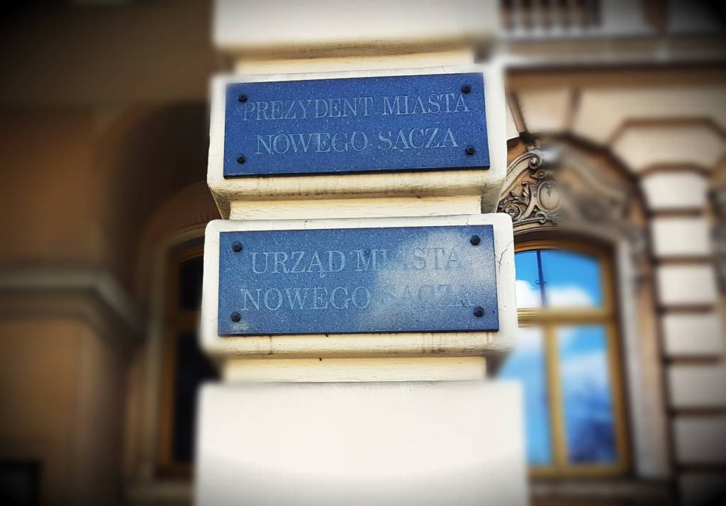 audyt w urzędzie miasta nowego sącza - tabliczki przy wejściu do ratusza