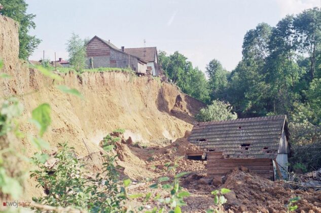 powódź 2001 Nowy Sącz skutki - osuwisko Falkowa