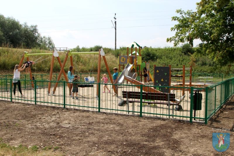 plac zabaw przy Starowiejskiej - osiedle Helena w Nowym Sączu