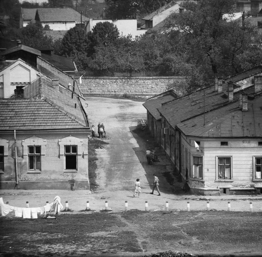 Nowy Sącz lata 60. zabudowania przy ul. Rzeźniczej (teren dzisiejszych zakładów firmy Koral przy ul. Legionów). W głębi mur oporowy nad rzeką Kamienica i zabudowania ul. Rybackiej