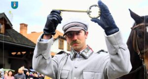 Piknik patriotyczny i kwiaty pod pomnikiem Piłsudskiego