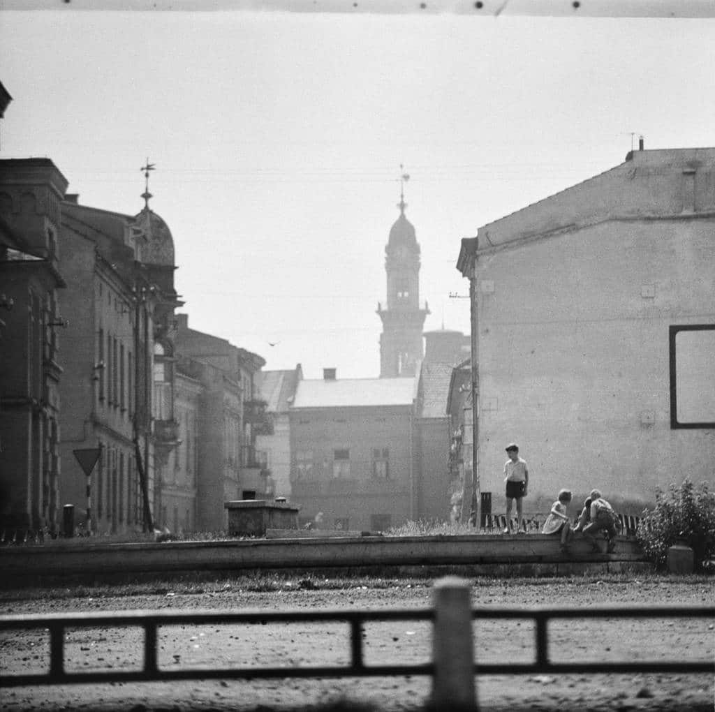 Widok na ul. Berka Joselewicza, w głębi ul. Franciszkańska i wieża ratusza w Nowym Sączu. Fot. Zofia Rydet. © Zofia Augustyńska-Martyniak