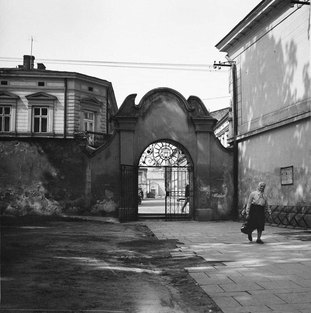 Na dziedzińcu kościoła Ojców Jezuitów przy ul. Piotra Skargi. W głębi widoczna ul. Franciszkańska. 1964 rok. Fot. Zofia Rydet. © Zofia Augustyńska-Martyniak