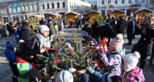 200 małych choinek na Rynku przystroili młodzi mieszkańcy Nowego Sącza