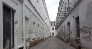 Wąska – najkrótsza uliczka w mieście – w końcu z nową nawierzchnią