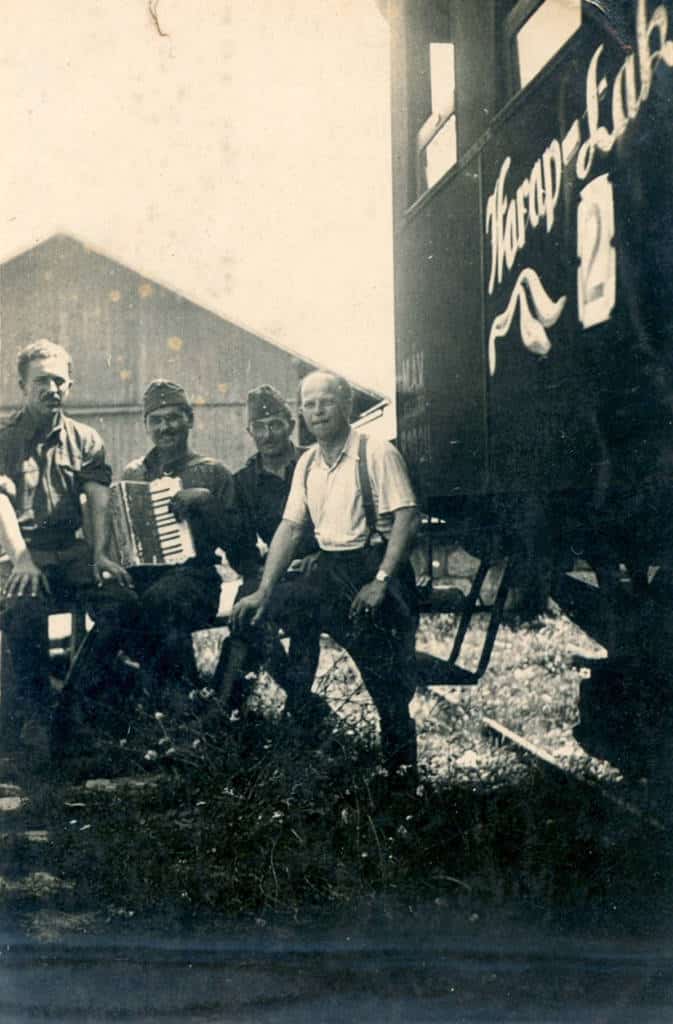 1941 lub 1942 rok. Żołnierze węgierscy przy wagonie kolei węgierskich M.A.V. prawdopodobnie na bocznicy stacji Nowy Sącz.