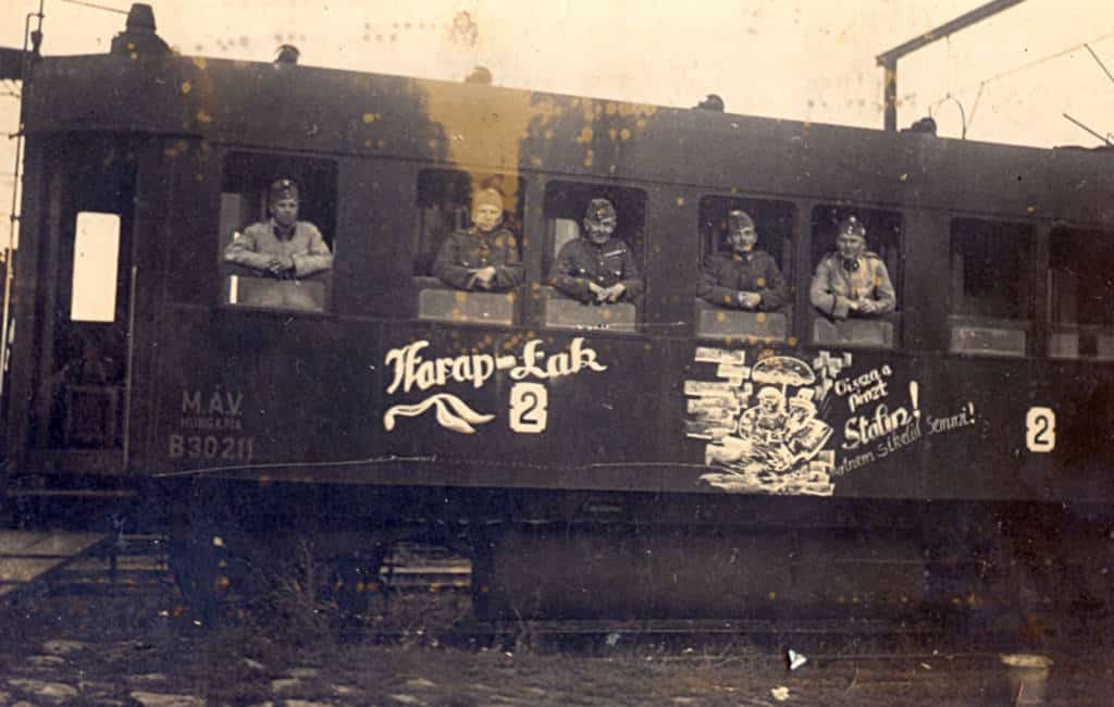 1941 lub 1942 rok. Żołnierze w wagonie kolei węgierskich M.A.V. prawdopodobnie na stacji Nowy Sącz.