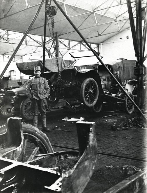 Warsztaty kolejowe naprawiały również auta. Nowy Sącz 1915