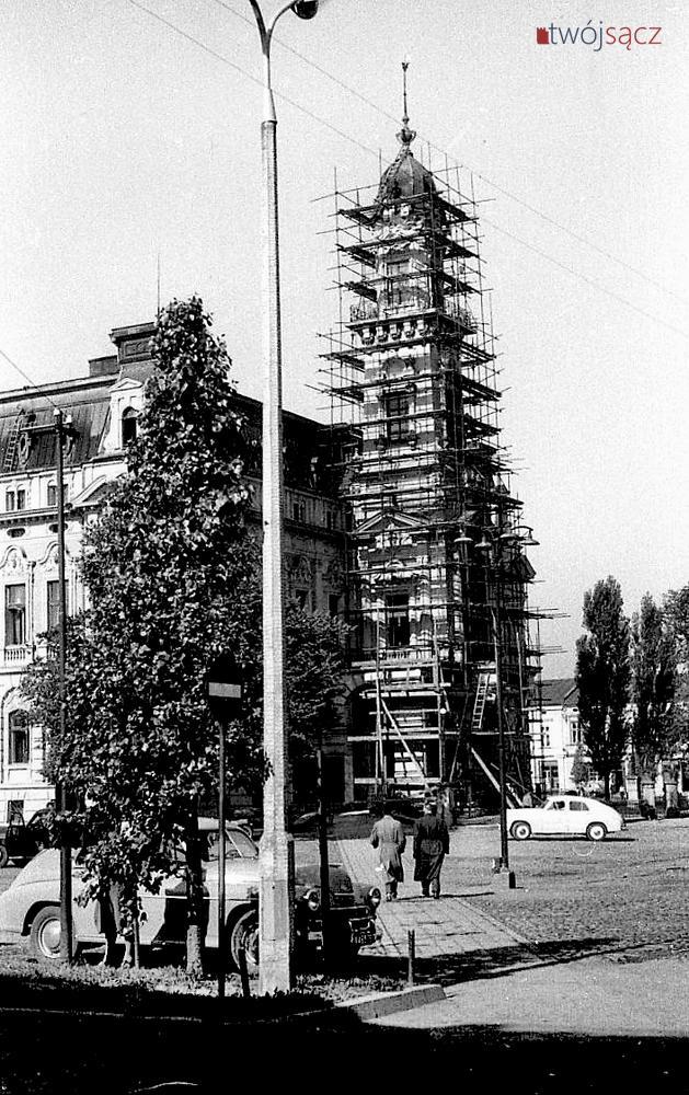Ratusz w Nowym Sączu 1959, rusztowania, samochód Warszawa