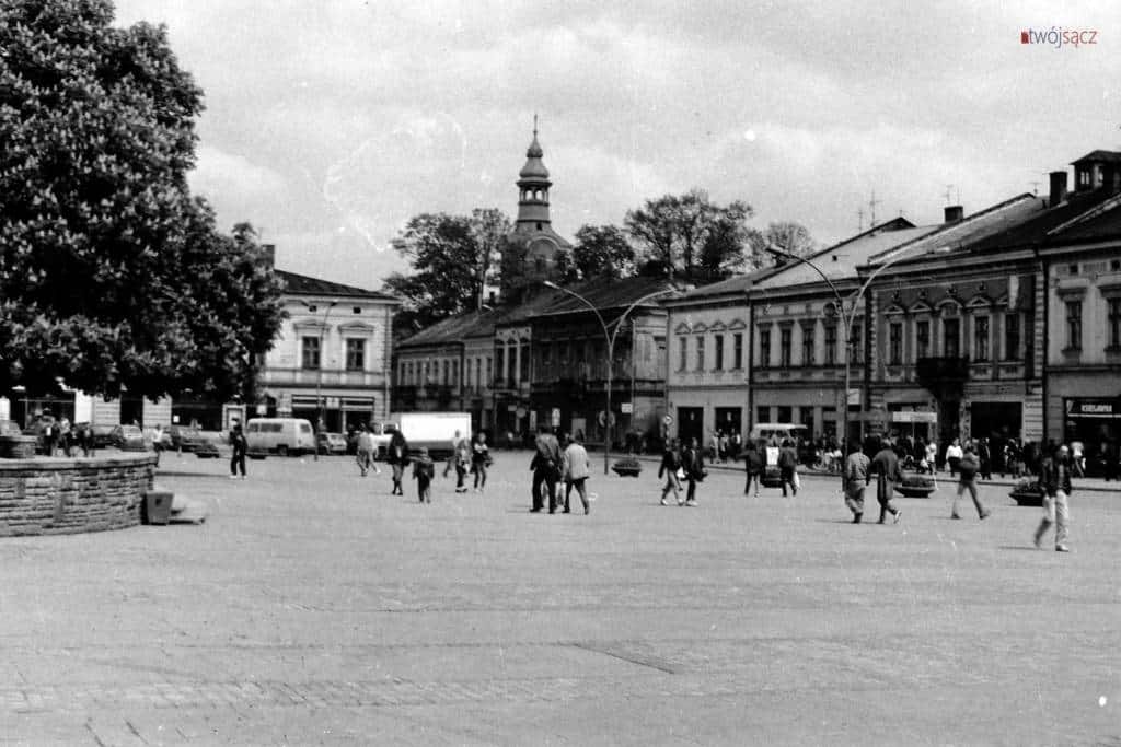 Nowy Sącz 1988. Widok w stronę ul. Piotra Skargi. W głębi wieża kościoła oo. Jezuitów