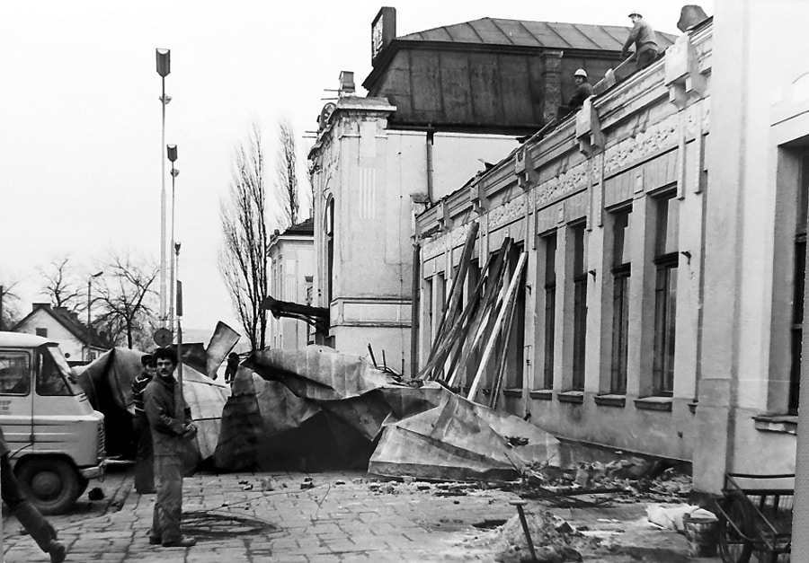 huragan 1976 Nowy Sącz, zerwany dach na dworcu PKP