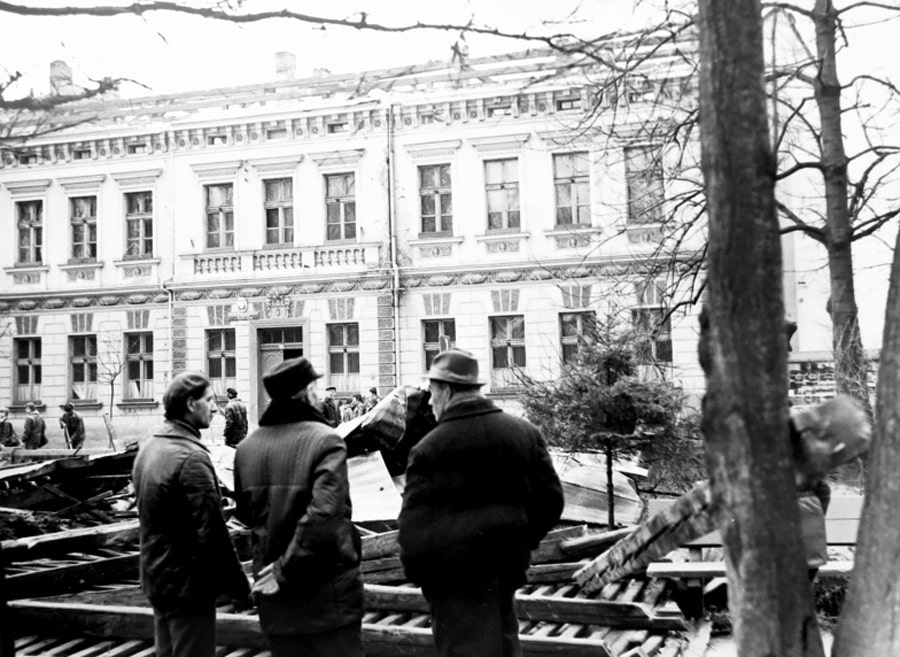 huragan 1976 w Nowym Sączu, zerwany dach na SP nr 2