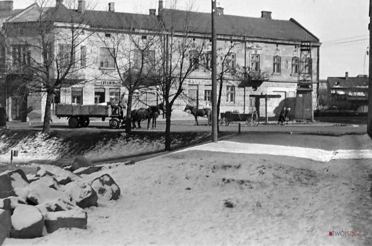 Nowy Sącz. Zbieg ulic Jagiellońskiej, Grodzkiej i Kunegundy na fotografii z lat 50