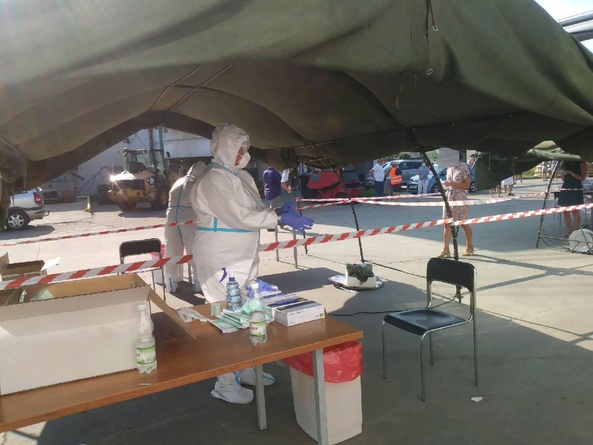 wymazy pobrano w Nowym Sączu od pracowników m.in. Fakro i Newagu