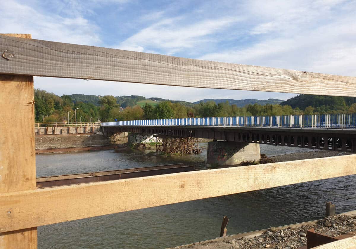 montaż mostu tymczasowego na rzece Kamienica