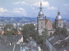 Sądecka fara w latach 80. na pocztówce Krajowej Agencji Wydawniczej. Fot. J. Żak