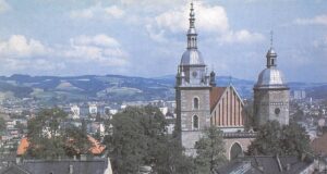 Sądecka fara w latach 80. na pocztówce Krajowej Agencji Wydawniczej. Fot. J. Żak