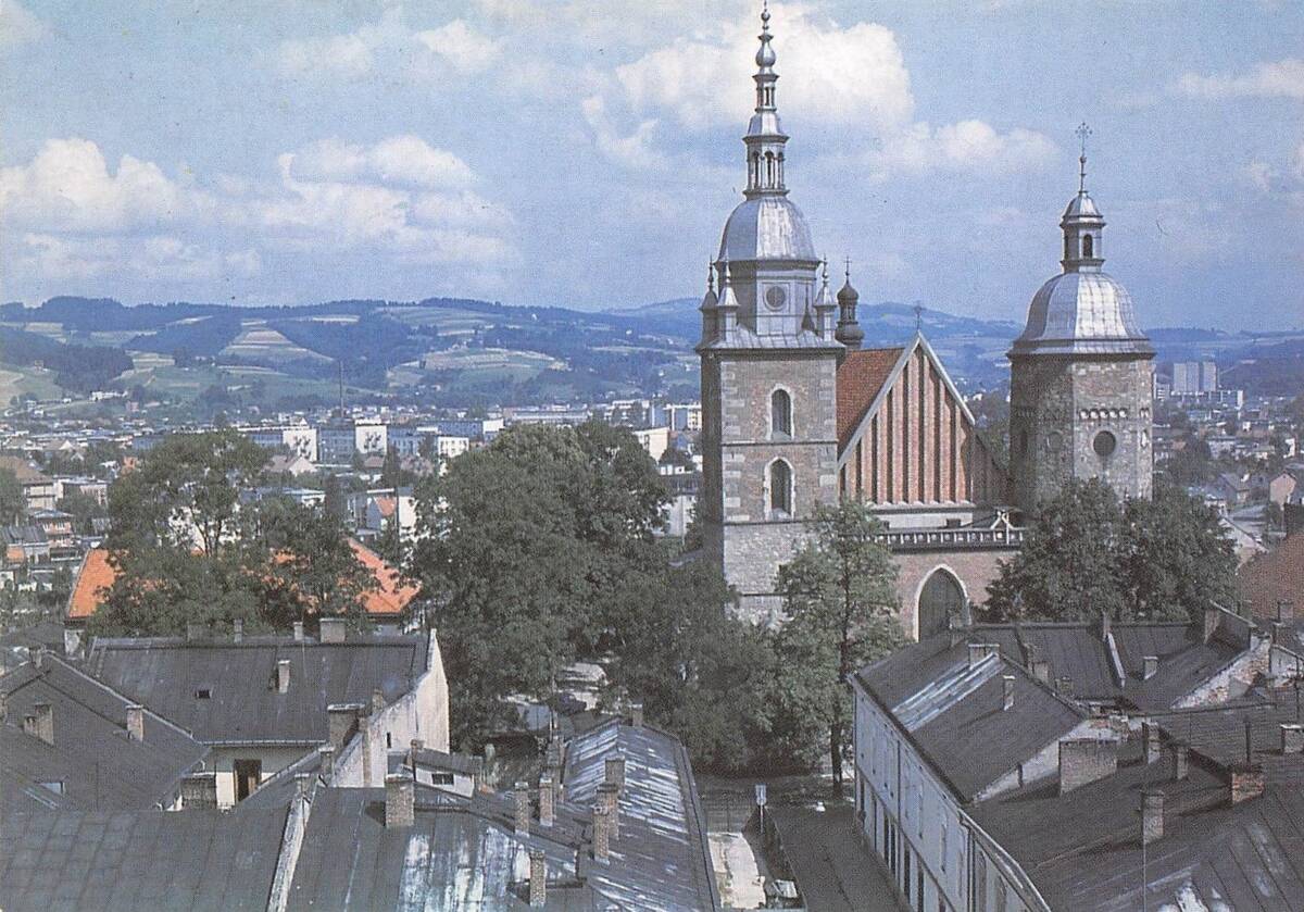 Sądecka fara w latach 80. na pocztówce Krajowej Agencji Wydawniczej. Fot. J. Żak