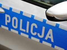 drzwi radiowozu z napisem POLICJA