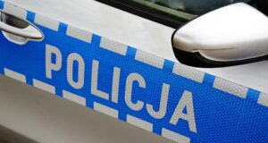 drzwi radiowozu z napisem POLICJA